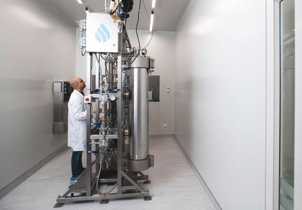 Engineer Amram Sebban operating Supercritical Fluid Extraction system at Rua Bioscience in Gisborne.
