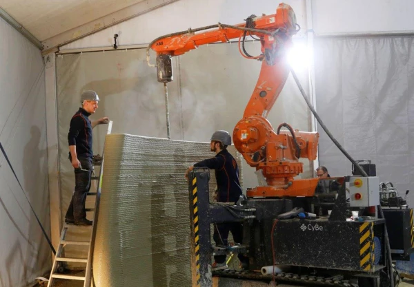 Machineprinting concrete whilst workers look on